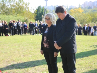 Ünnep a gyásznapon a forradalmi emlékműnél - fotó: 