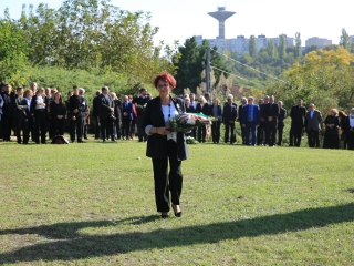 Ünnep a gyásznapon a forradalmi emlékműnél - fotó: 