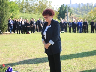 Ünnep a gyásznapon a forradalmi emlékműnél - fotó: 