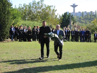 Ünnep a gyásznapon a forradalmi emlékműnél - fotó: 