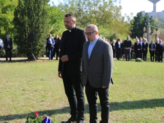 Ünnep a gyásznapon a forradalmi emlékműnél - fotó: 