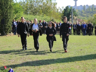 Ünnep a gyásznapon a forradalmi emlékműnél - fotó: 