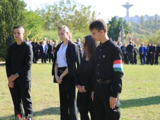 Ünnep a gyásznapon a forradalmi emlékműnél - fotó: 