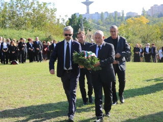 Ünnep a gyásznapon a forradalmi emlékműnél - fotó: 