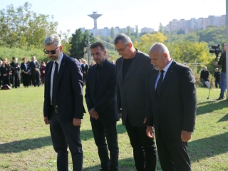 Ünnep a gyásznapon a forradalmi emlékműnél - fotó: 