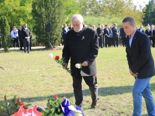 Ünnep a gyásznapon a forradalmi emlékműnél - fotó: 