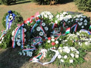 Ünnep a gyásznapon a forradalmi emlékműnél - fotó: 