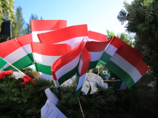 Ünnep a gyásznapon a forradalmi emlékműnél - fotó: 