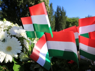 Ünnep a gyásznapon a forradalmi emlékműnél - fotó: 