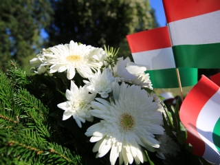 Ünnep a gyásznapon a forradalmi emlékműnél - fotó: 