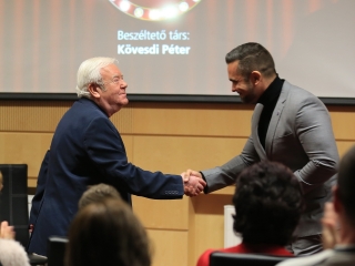 Gálvölgyi János volt a "Rajta, Újváros!" Egyesület sorozatának vendége - fotó: 