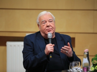 Gálvölgyi János volt a "Rajta, Újváros!" Egyesület sorozatának vendége - fotó: 