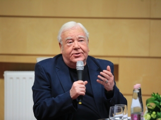 Gálvölgyi János volt a "Rajta, Újváros!" Egyesület sorozatának vendége - fotó: 