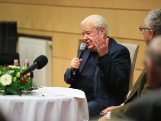 Gálvölgyi János volt a "Rajta, Újváros!" Egyesület sorozatának vendége - fotó: 