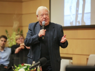 Gálvölgyi János volt a "Rajta, Újváros!" Egyesület sorozatának vendége - fotó: 