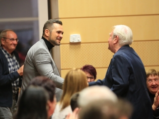 Gálvölgyi János volt a "Rajta, Újváros!" Egyesület sorozatának vendége - fotó: 