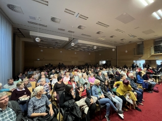 Gálvölgyi János volt a "Rajta, Újváros!" Egyesület sorozatának vendége - fotó: 