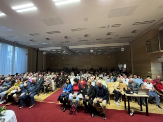 Gálvölgyi János volt a "Rajta, Újváros!" Egyesület sorozatának vendége - fotó: 