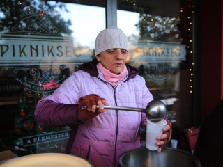 Köszöntő a Római városrészben, Adventi Forgatag a Városháza téren - fotó: 
