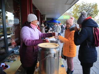 Köszöntő a Római városrészben, Adventi Forgatag a Városháza téren - fotó: 