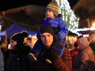 Köszöntő a Római városrészben, Adventi Forgatag a Városháza téren - fotó: 