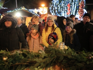 Köszöntő a Római városrészben, Adventi Forgatag a Városháza téren - fotó: 