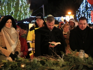 Köszöntő a Római városrészben, Adventi Forgatag a Városháza téren - fotó: 