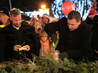 Köszöntő a Római városrészben, Adventi Forgatag a Városháza téren - fotó: 