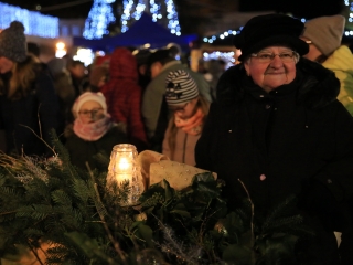 Köszöntő a Római városrészben, Adventi Forgatag a Városháza téren - fotó: 