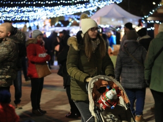 Köszöntő a Római városrészben, Adventi Forgatag a Városháza téren - fotó: 
