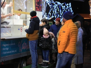 Köszöntő a Római városrészben, Adventi Forgatag a Városháza téren - fotó: 