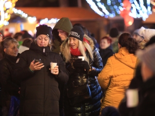 Köszöntő a Római városrészben, Adventi Forgatag a Városháza téren - fotó: 