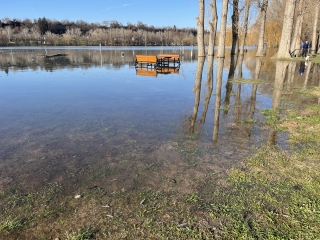 Árhullám, tetőzés az öbölben és a szabadstrandon - fotó: 
