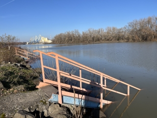 Árhullám, tetőzés az öbölben és a szabadstrandon - fotó: 