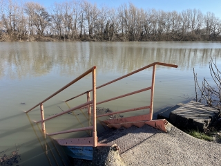 Árhullám, tetőzés az öbölben és a szabadstrandon - fotó: 