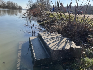 Árhullám, tetőzés az öbölben és a szabadstrandon - fotó: 