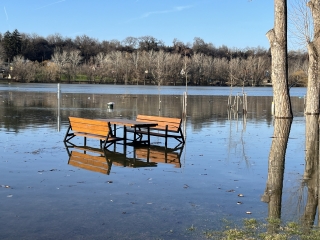 Árhullám, tetőzés az öbölben és a szabadstrandon - fotó: 