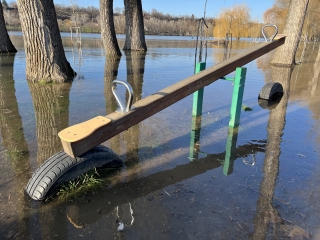 Árhullám, tetőzés az öbölben és a szabadstrandon - fotó: 