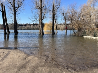Árhullám, tetőzés az öbölben és a szabadstrandon - fotó: 