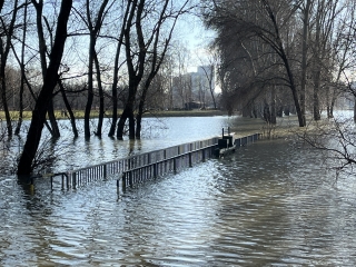 Árhullám, tetőzés az öbölben és a szabadstrandon - fotó: 