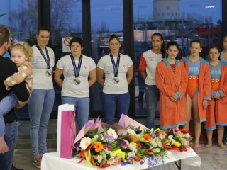 Vízilabdázók köszöntése az uszodában - fotó: 