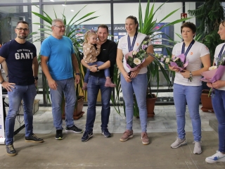 Vízilabdázók köszöntése az uszodában - fotó: 