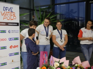 Vízilabdázók köszöntése az uszodában - fotó: 