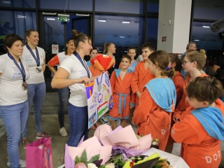 Vízilabdázók köszöntése az uszodában - fotó: 