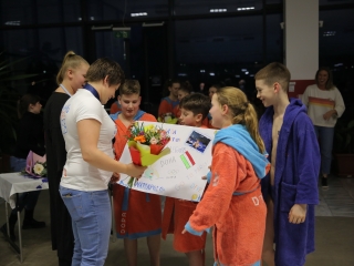 Vízilabdázók köszöntése az uszodában - fotó: 