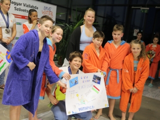 Vízilabdázók köszöntése az uszodában - fotó: 