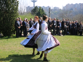 Ünnepség a forradalmi emlékműnél, megemlékezés Rosti Pál sírjánál - fotó: 
