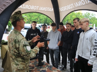 Rend & védelem egy seregszemle képein (2024) - fotó: 