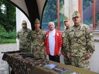 Rend & védelem egy seregszemle képein (2024) - fotó: 