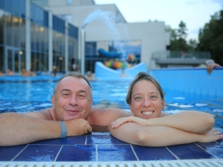 Éjszakai csobbanás az élményfürdőben 2.0 - fotó: 